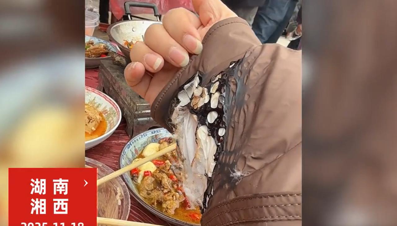 湖南湘西有女人去吃席，穿了刚买的上千元羽绒服。夹菜时袖子被桌上的炉子烤着了，香味