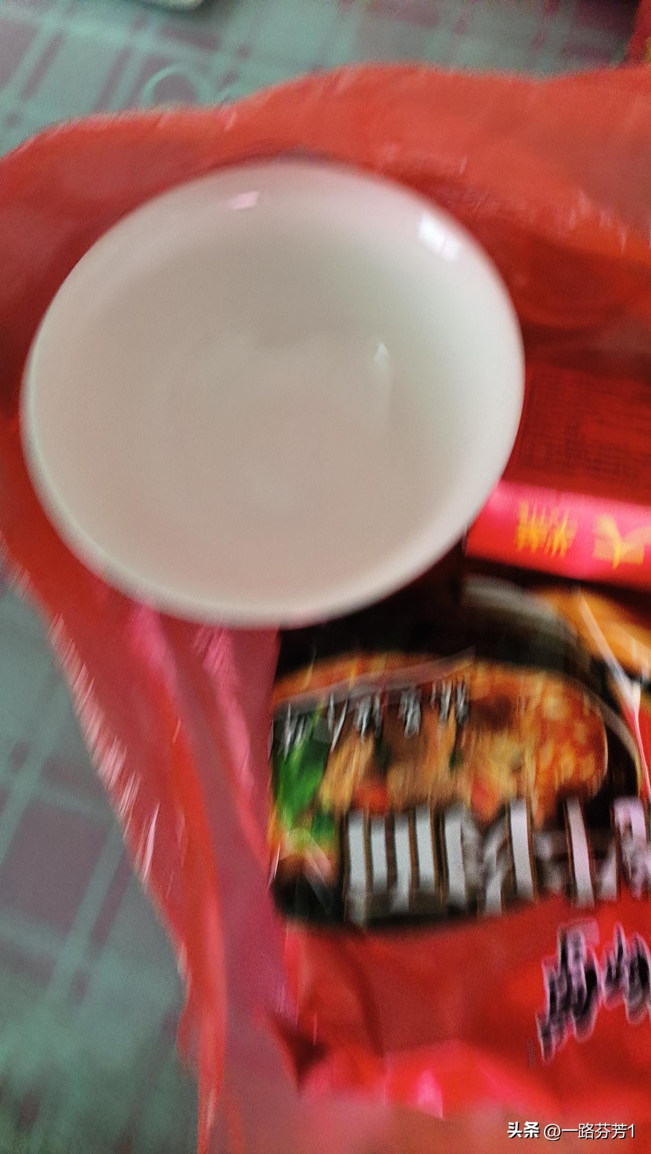 大伯有2个孩子，本来村子就在我家后面，只是老房前2年被拆，大儿子已拿到了2套房还