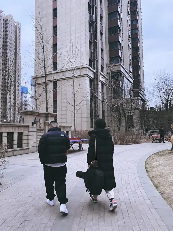 有人爆料岳云鹏的上衣价值7万块钱，鞋子价值1万块钱。
当然，从常理来说，大家心生