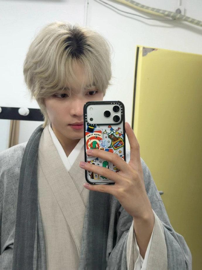 今天早上的第一眼是白发古风猫猫！！ 