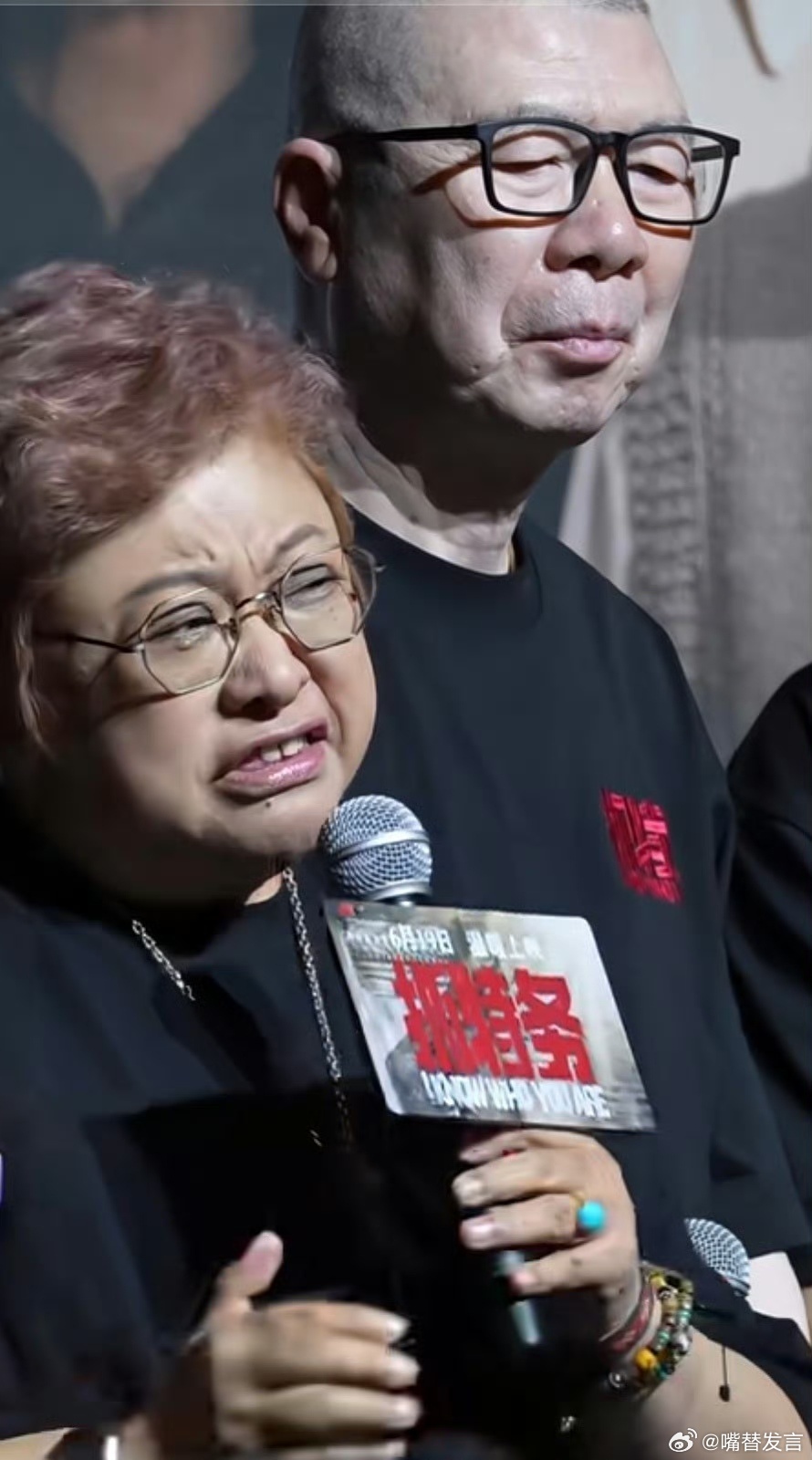 很多人都不知道， 韩红用北京话吆喝以后， 她做了一个令人意外的动作，显露了她的内