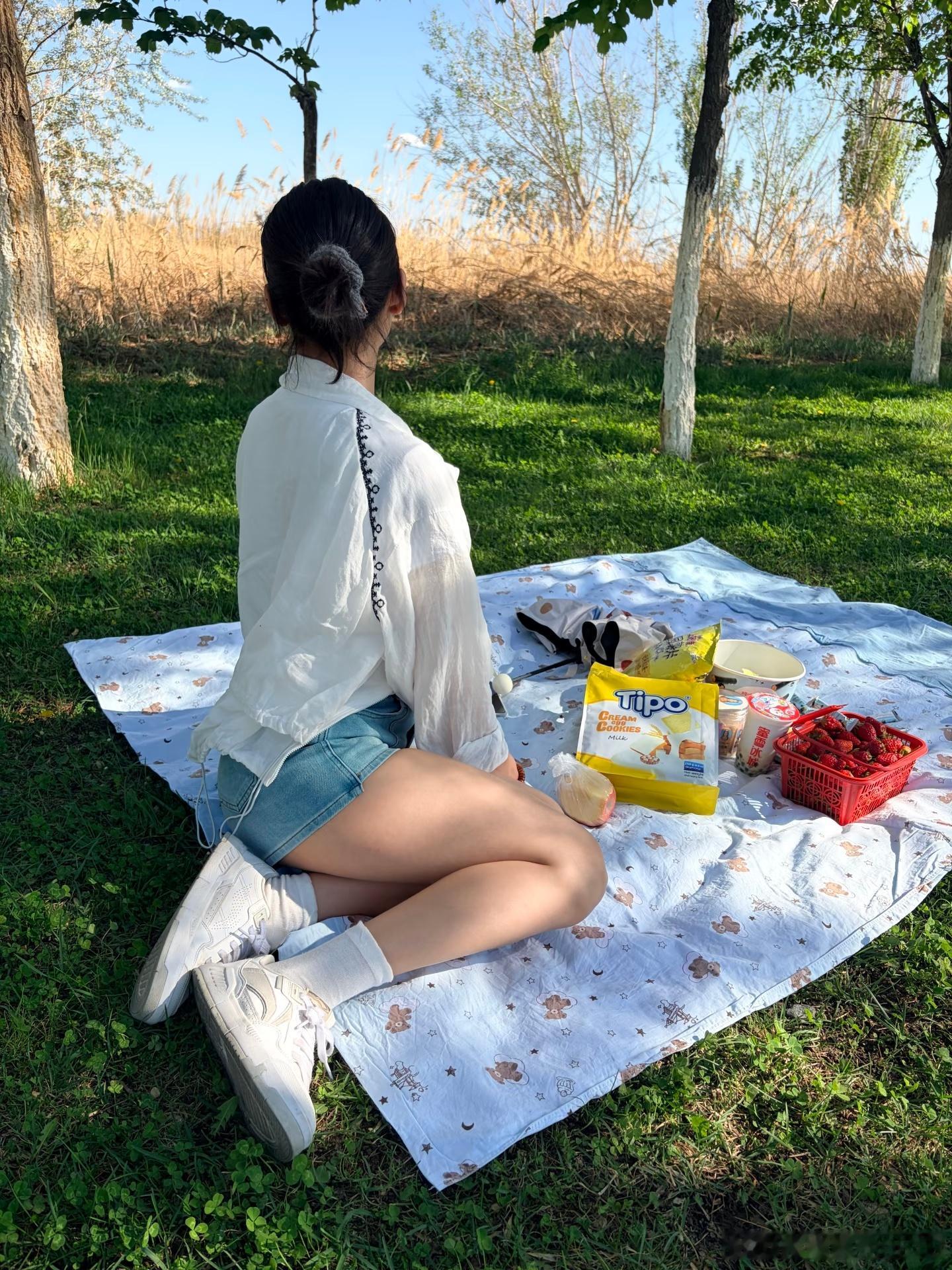 美女热门美女 这个季节适合去露营🏕 