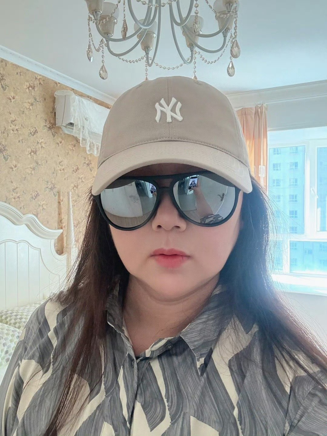 我是帽子控。哪个好看？不想染发了。感觉还是深色帽子适合我，你们觉得呢？我是帽子控
