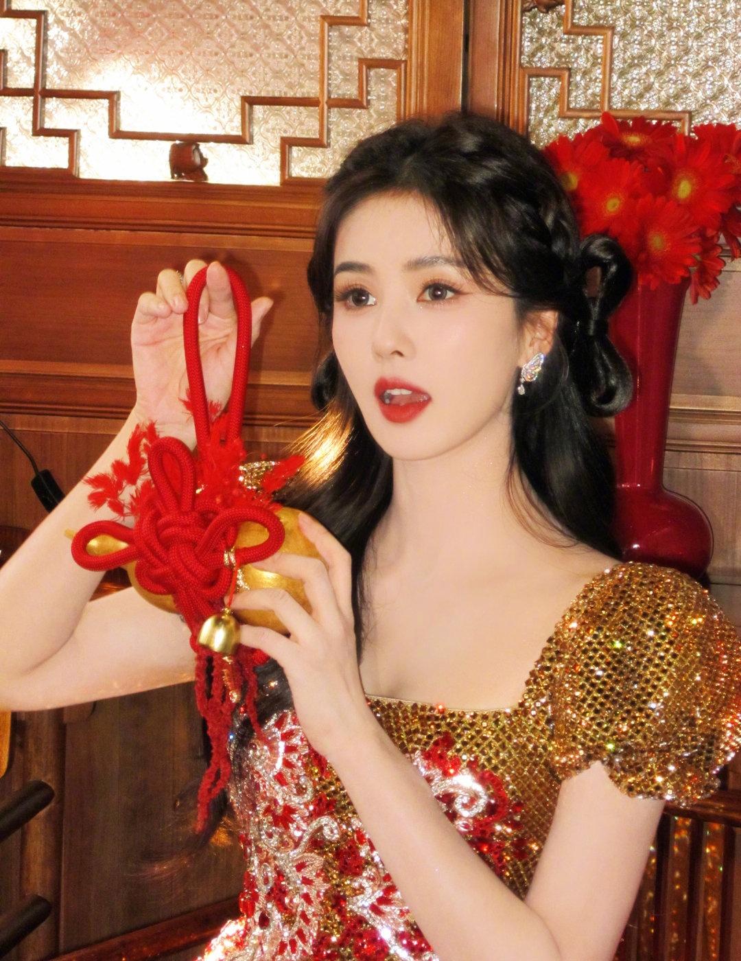 白鹿 
我不会觉得任何一个女孩子比你可爱 如果有 那就是明天的你@白鹿my 
白