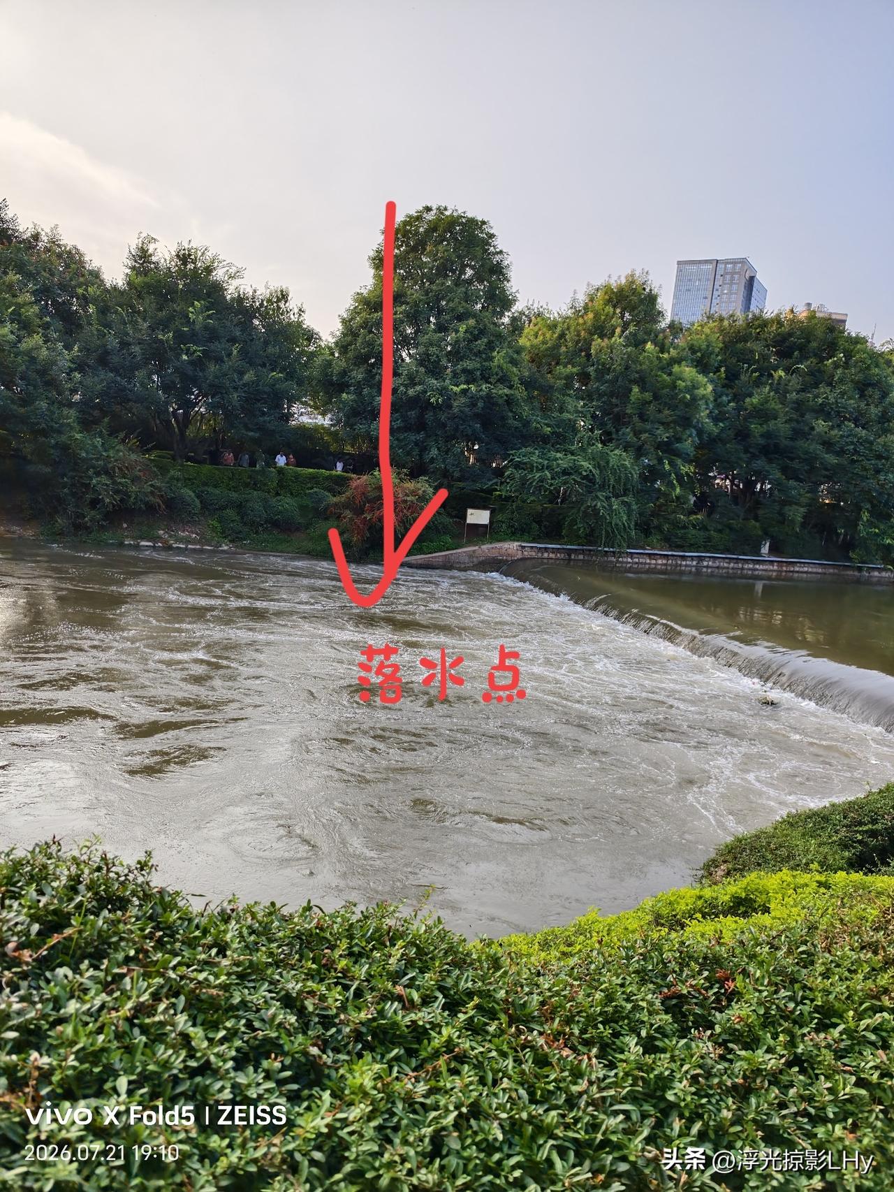 又有人下河游泳告别人世了。我们到了哪里，就长一双眼睛，看看所处环境的安全警示。