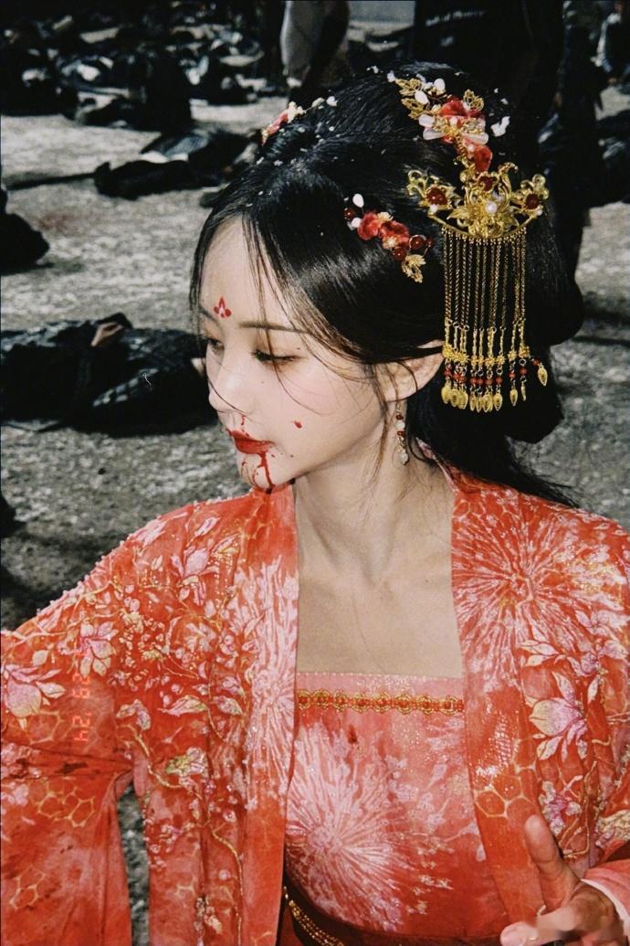 #李一桐偷感##李一桐宋小鱼宋一梦杀青plog# 李一桐宋小鱼宋一梦杀青plog