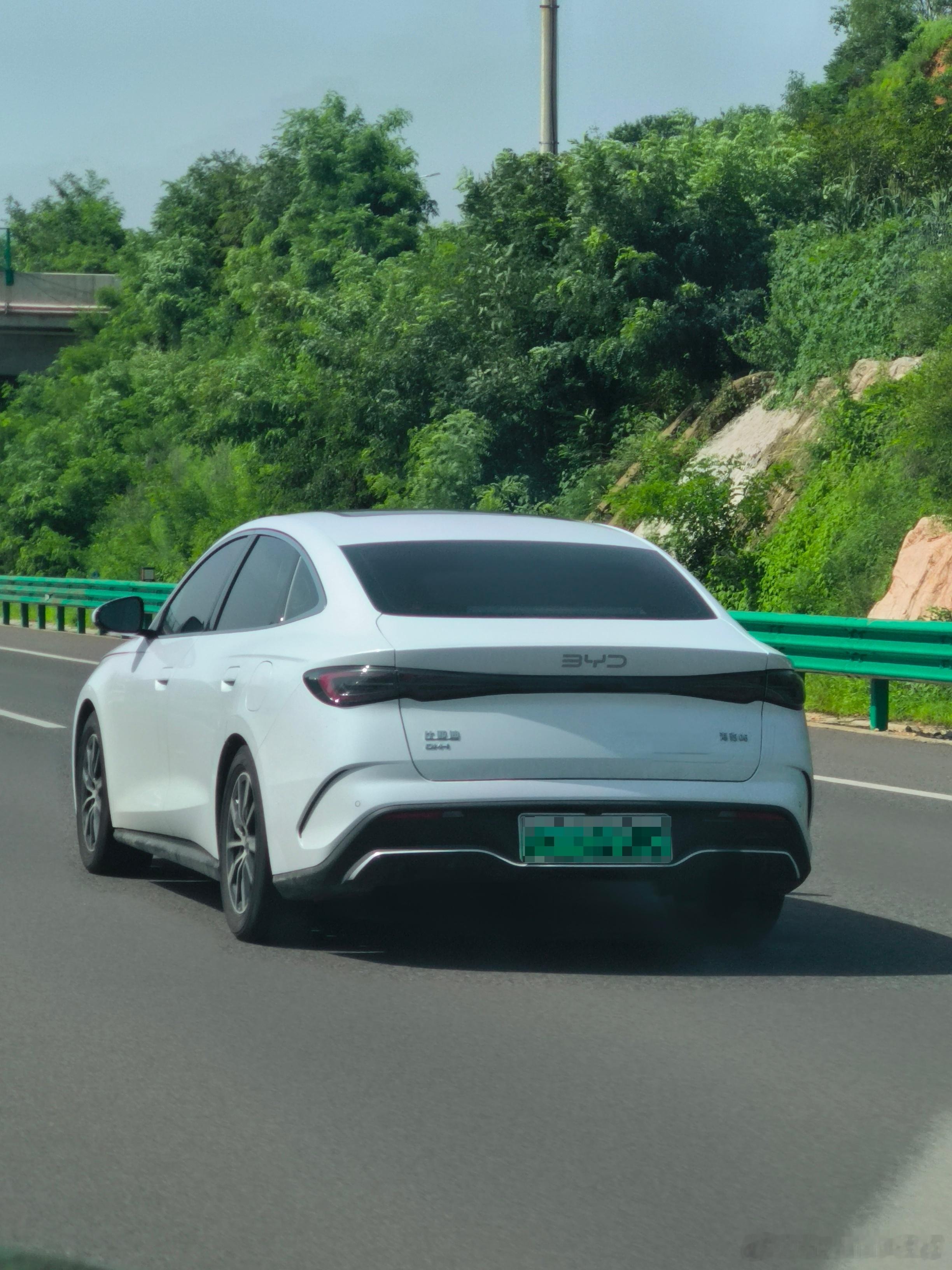 迪子的新车路上真多啊，都是真香车型[笑而不语]#海豹06dm-i##比亚迪宋ld