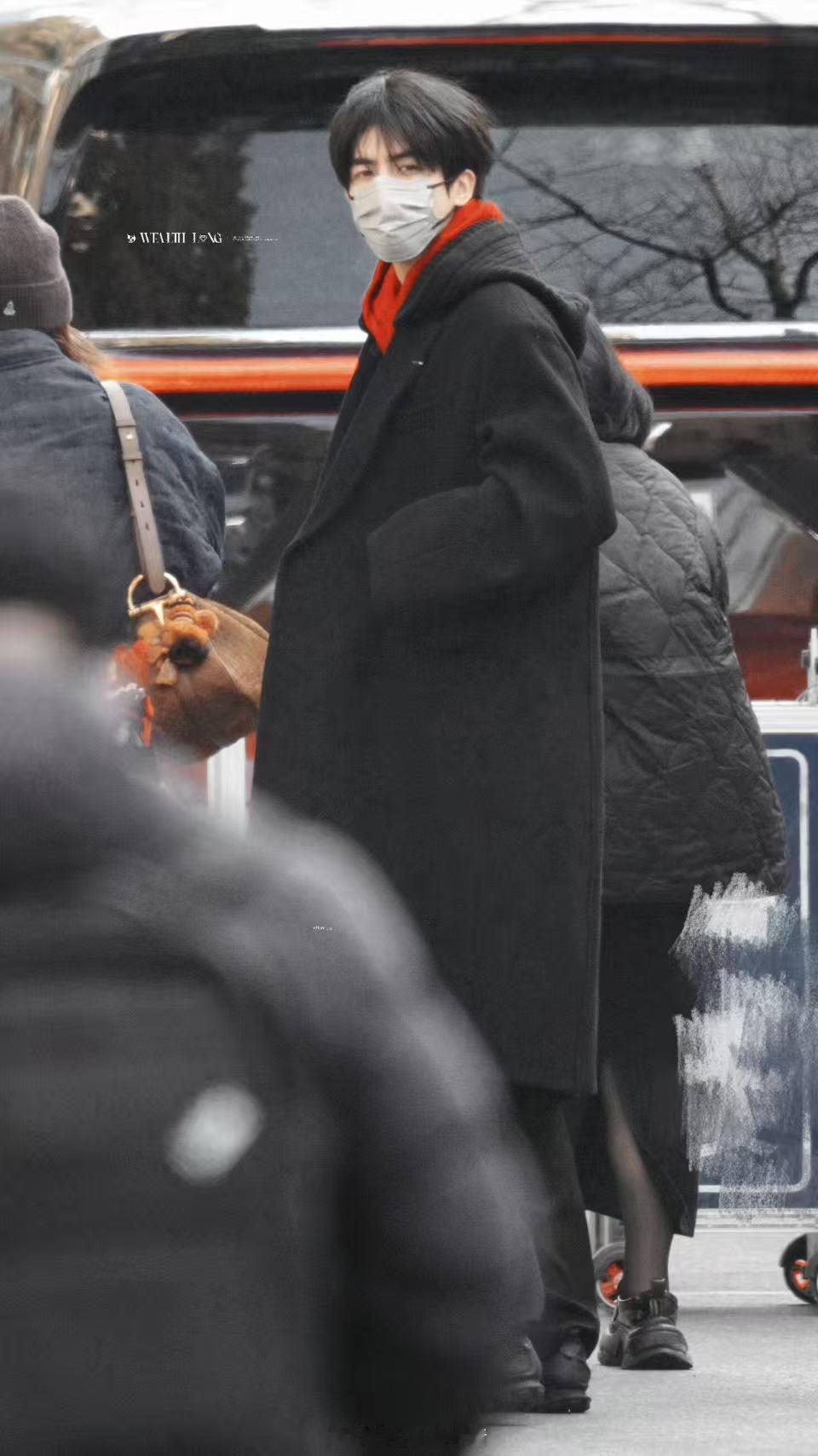 宋威龙马年春晚二次联排 春晚联排的宋威龙氛围感拉满！黑色大衣配红色内搭，顺毛造型