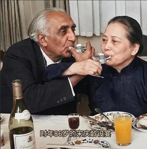 1979年北京后海，一张照片震动海内外。86岁的宋庆龄，她竟主动挽起一位外国老人