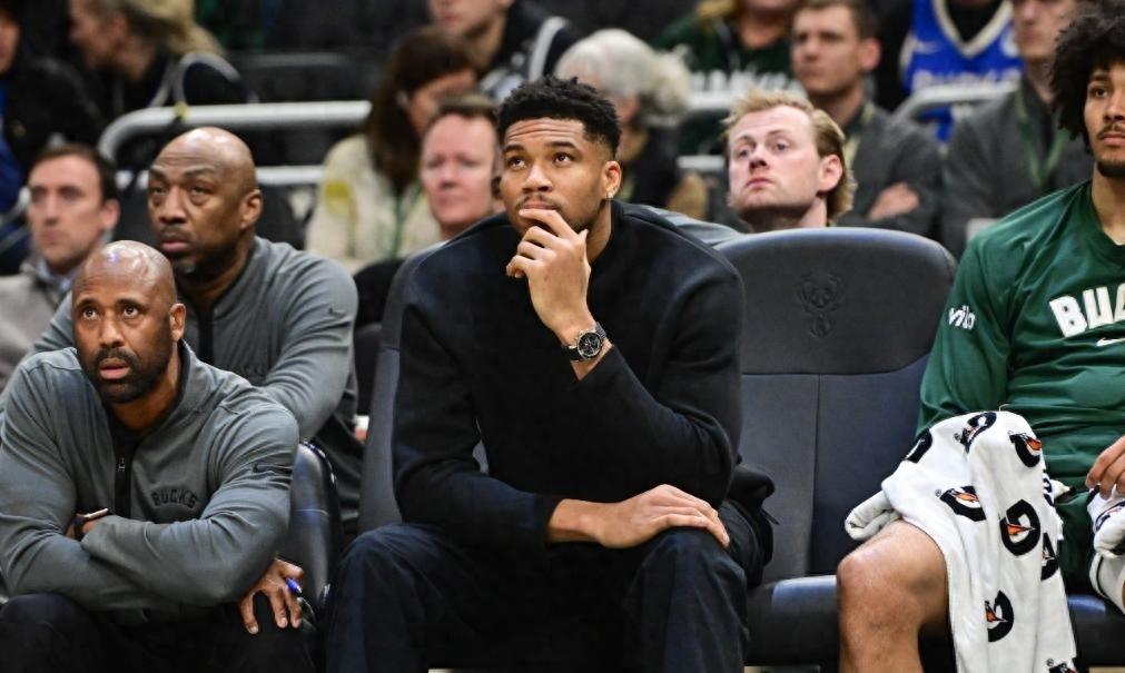 左膝骨头都挫伤了还要强行复出，字母哥这究竟是为球队拼尽最后一颗子弹，还是早已为自