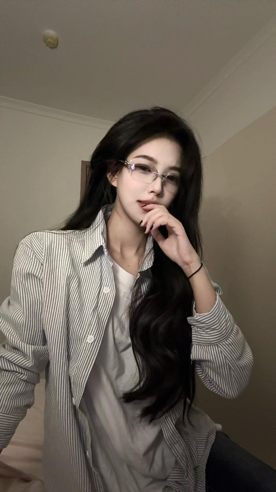 又在出卖自己的色相了