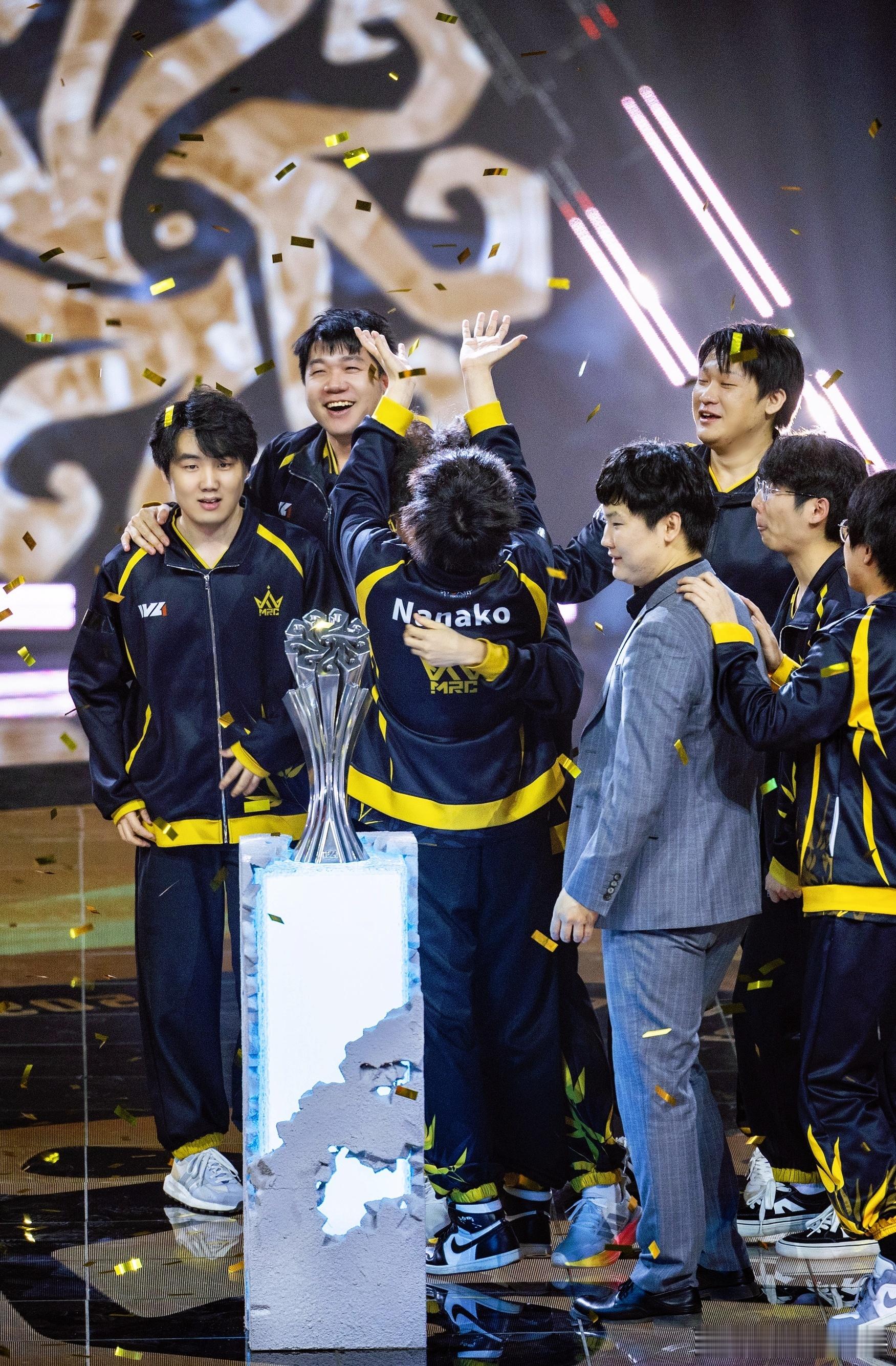 去年接纸花今年又抬头看纸花……骗你们的我还是团魂姐