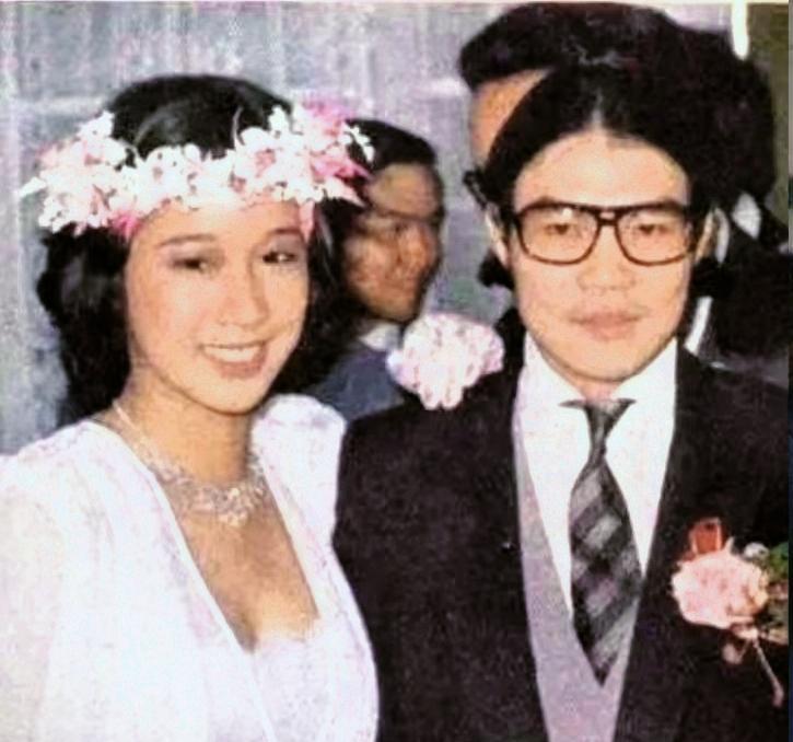 80岁霍震霆米兰被三帅儿子围成“人形立牌”！
网友：这哪是父子，分明是三代霸总同