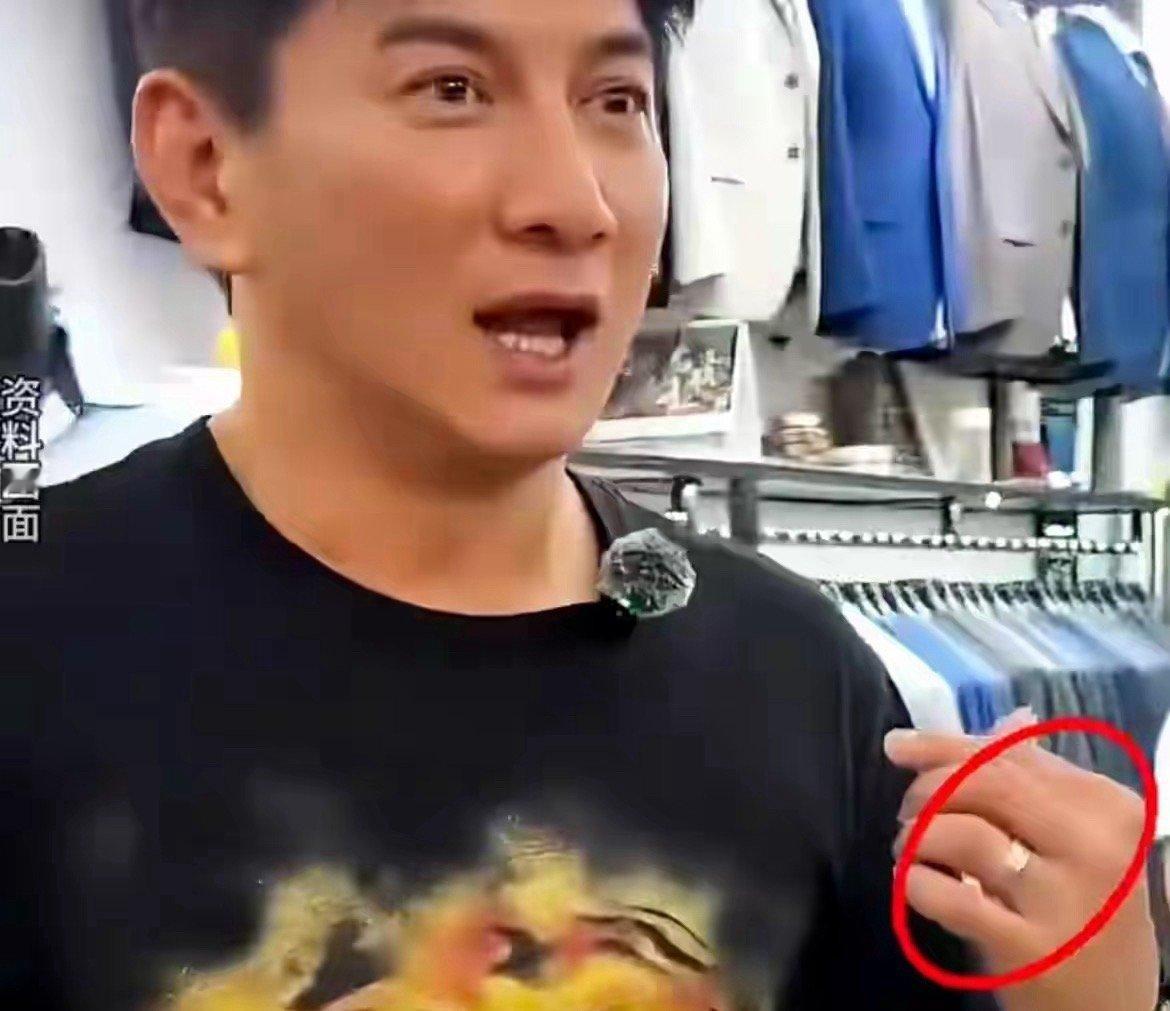 这两年，刘诗诗像开了挂一样拼命搞事业，想来或许是在婚姻中经历了伤痛，所以才一心扑