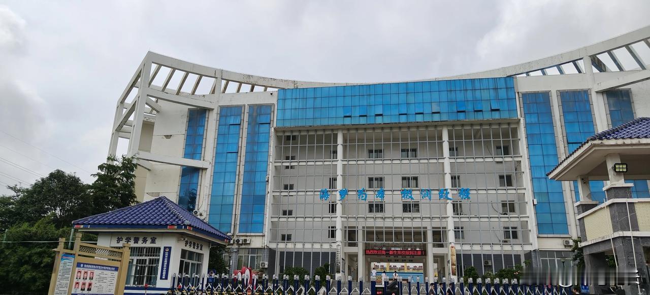 钦州港经济技术开发区中学，是钦州公办非示范性完全中学，创办于1994年，也是钦州