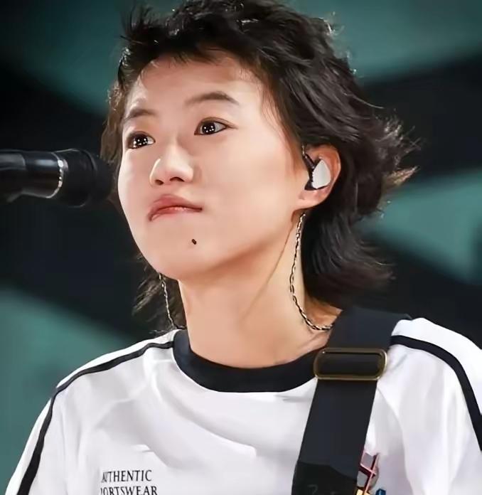 果然还是女人更了解女人
总有人好奇
窦靖童年过三十为何迟迟不婚，和闺蜜一聊才豁然