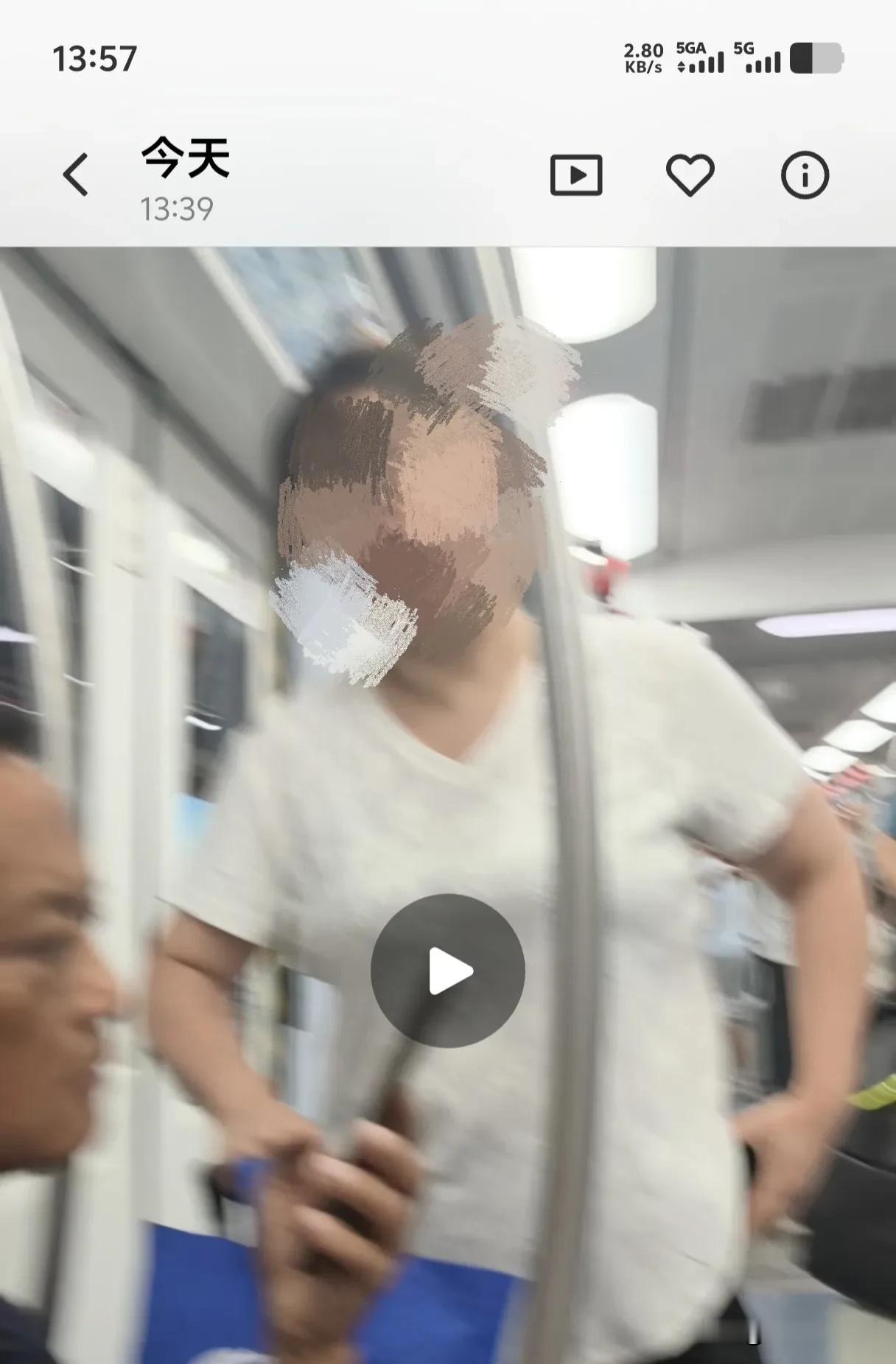 到北京精彩了。一到北京就跟这个女人地铁上吵了一架。
事情是这样的，我两个小朋友一