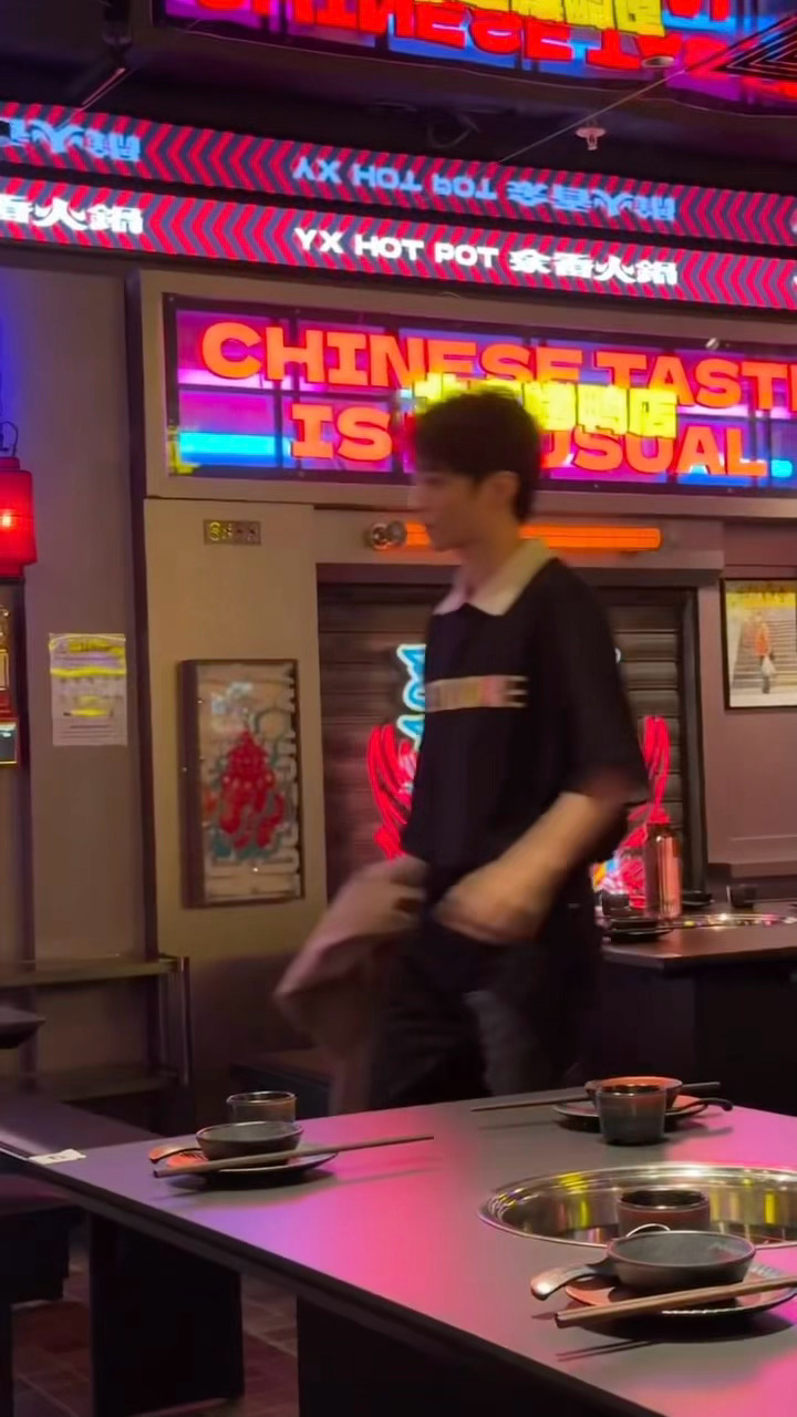 啊啊啊啊啊啊啊啊网友在澳大利亚偶遇周杰伦王俊凯吃火锅，小凯中国胃，杰伦脑！澳大利