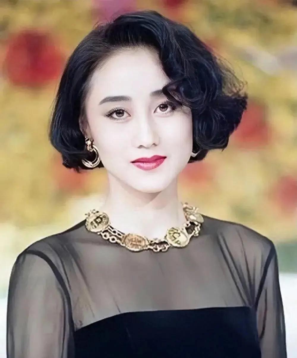 利智除了比黄秋燕皮肤白点，身材好一些，看不出还有什么更迷人的地方。不明白李连杰当