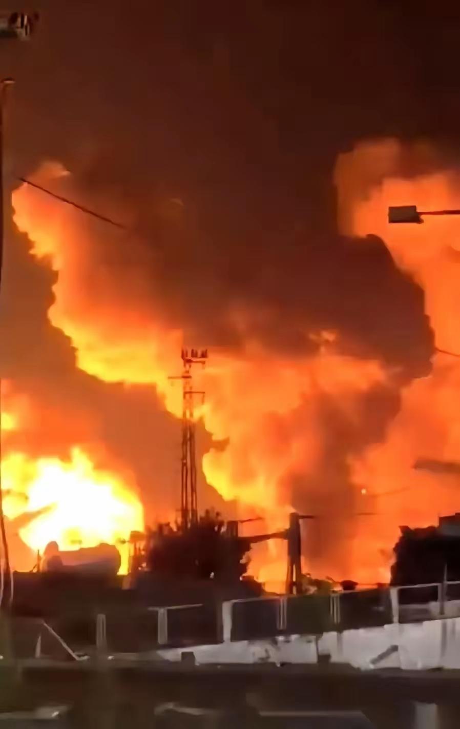 凌晨六点，7枚航空炸弹。
 
​就在美国总统特朗普兴高采烈地发帖，向全世界宣布“