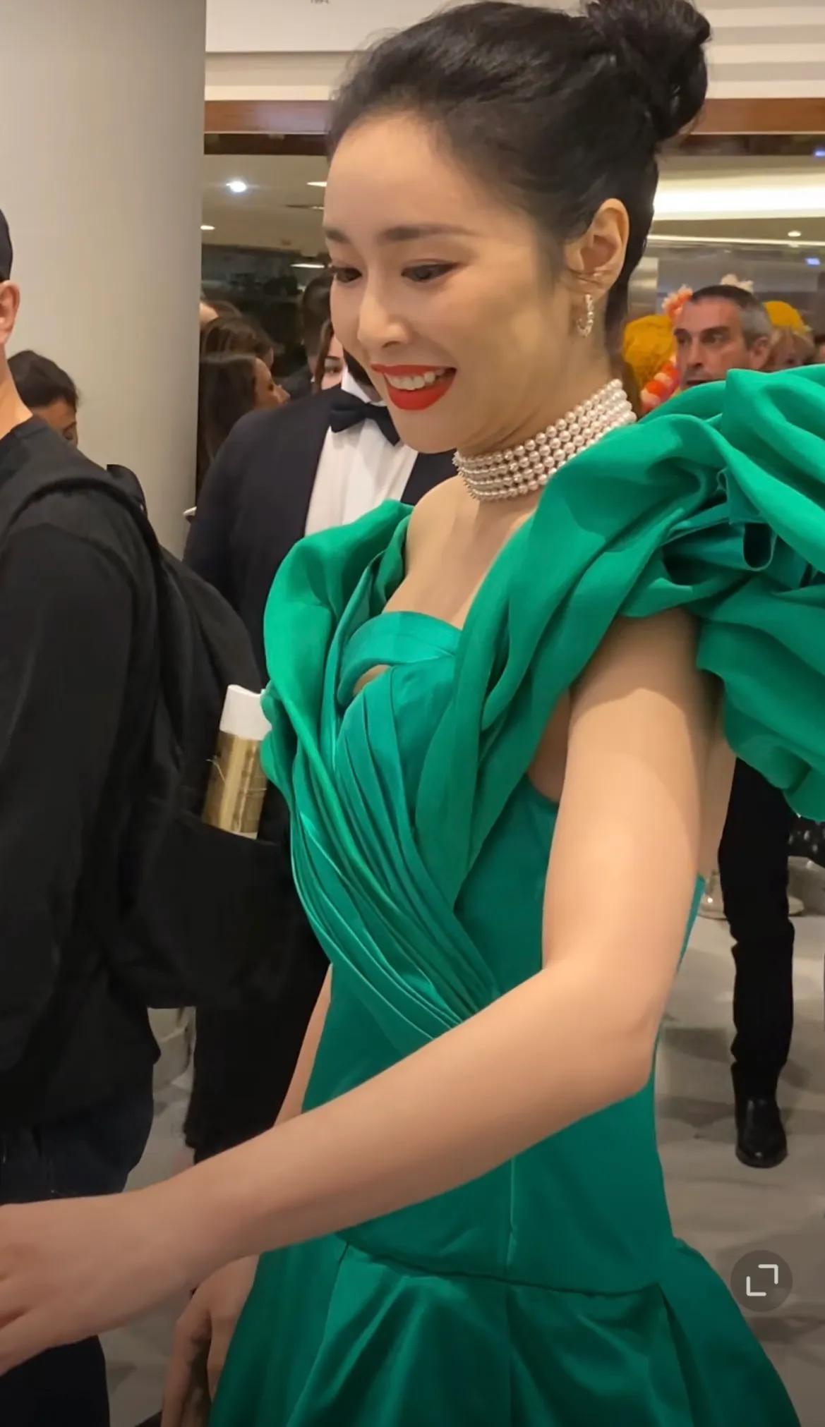 高叶的牙也有点深覆合，笑起来露出一些牙龈反倒有点娇憨感