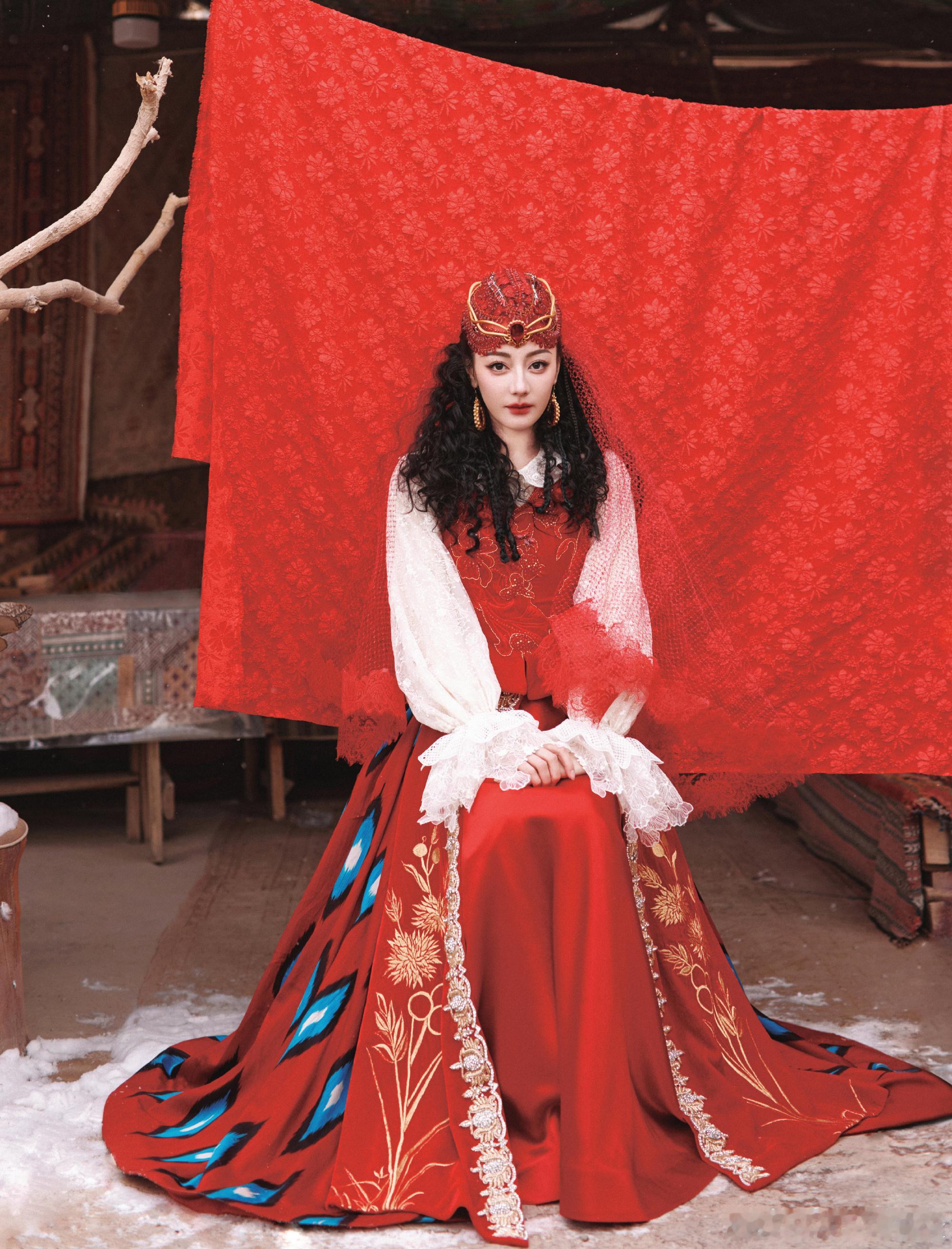 #迪丽热巴同款民族服饰火了#迪丽热巴：“我衣服上的红色石榴图案和头饰上类似石榴籽