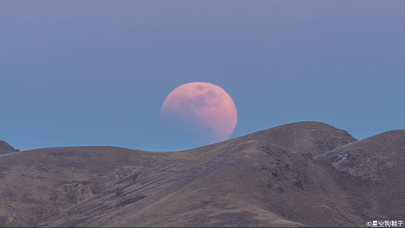 元宵夜，月亮从山梁后升起，却是一轮红月。褪不尽的红，是地球本影留下的吻痕。它不急