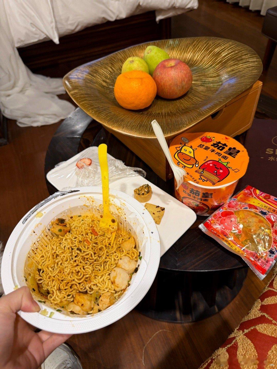 和朋友待在一起是最开心的发现了遛狗神器