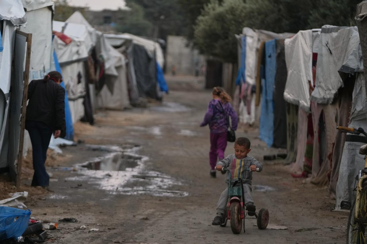 加沙地带一位高级卫生官员警告称，加沙的医疗系统正处于前所未有的崩溃边缘，在以色列