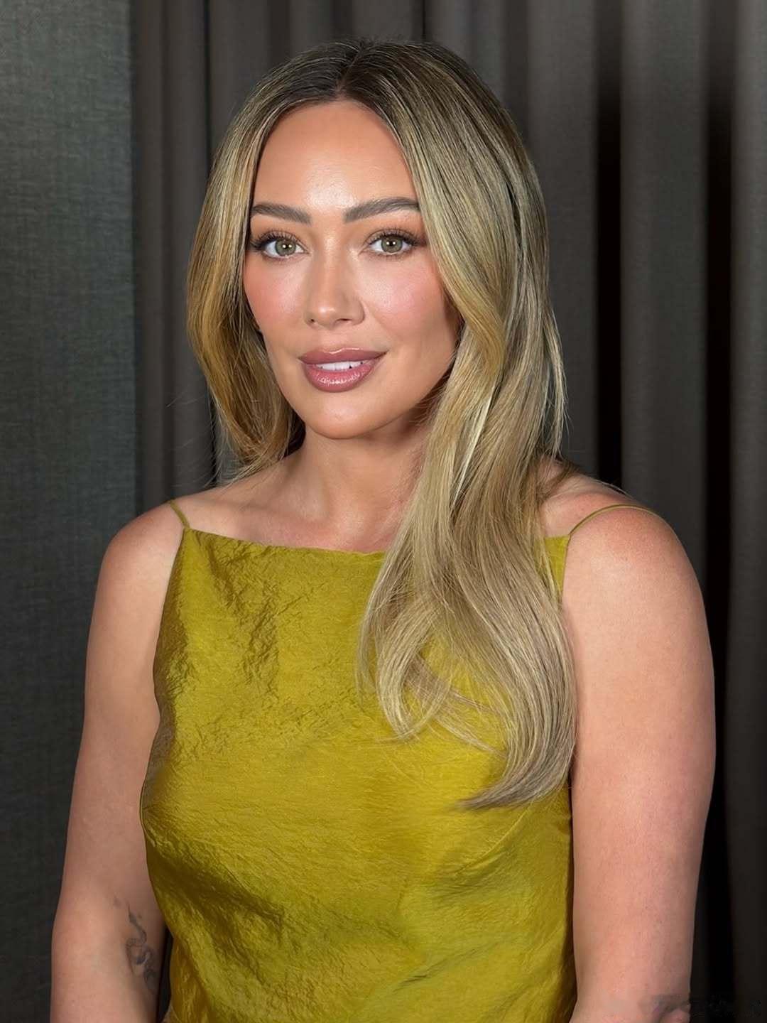Hilary duff希拉里达芙这两天在波士顿参加活动的妆造，这件鸭屎绿裙子好美