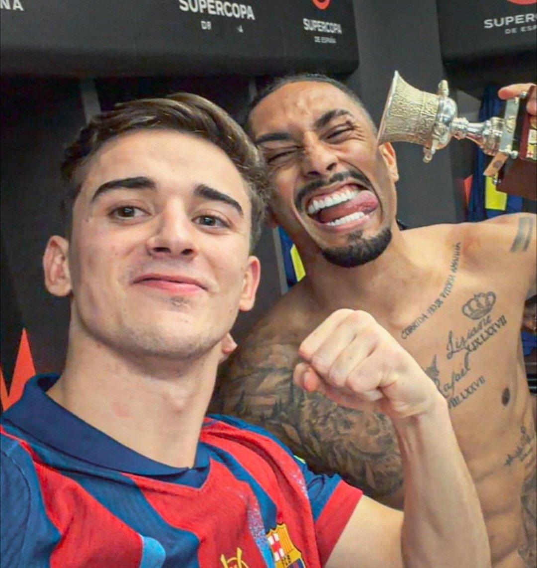 拉菲尼亚：加维什么都能忘：护照、耳机、包。 我们总是要停下来帮他找东西😂 通常