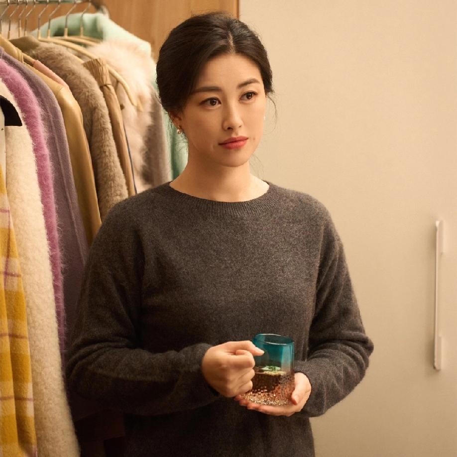 朱珠的长相可以说很有讨论性！
你说她不好看吧！她穿上休闲装，她给你一种贤妻良母的