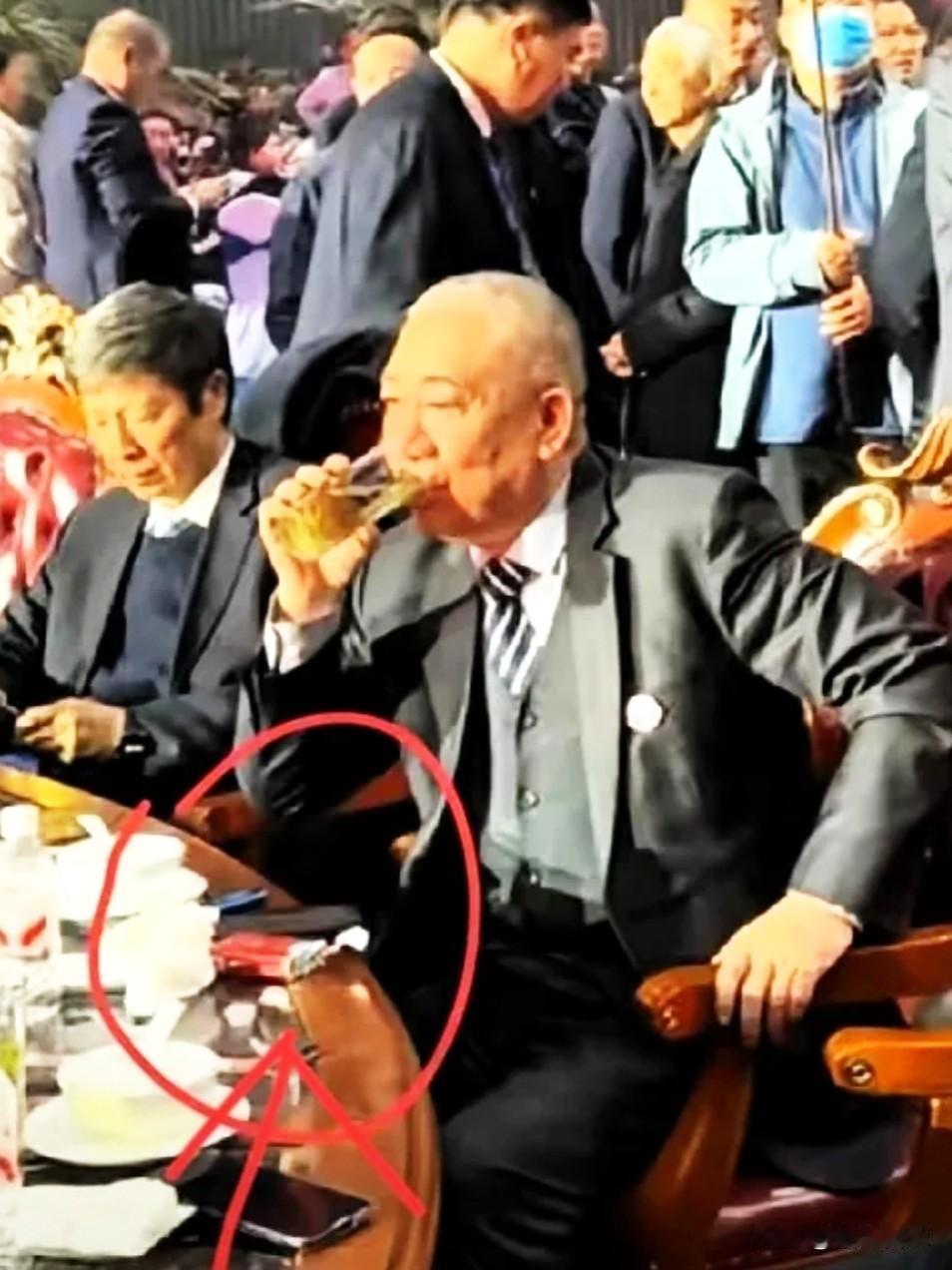 大家有没有发现崔培军在年会的现场上有点特别
我是真没想到
这么大的老板居然这么低