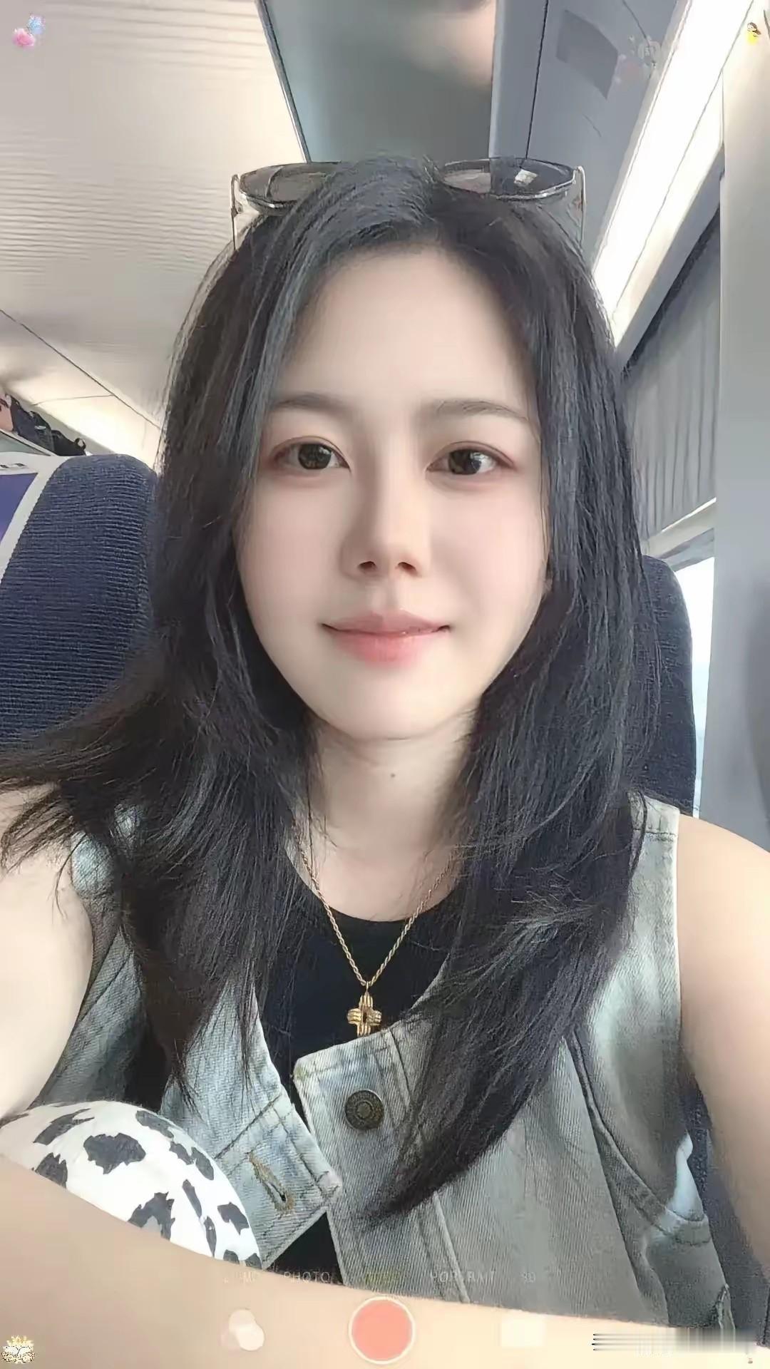 男人们要记住了：

外面的女人，
越漂亮越不要轻易去碰，
因为漂亮的女人身边，