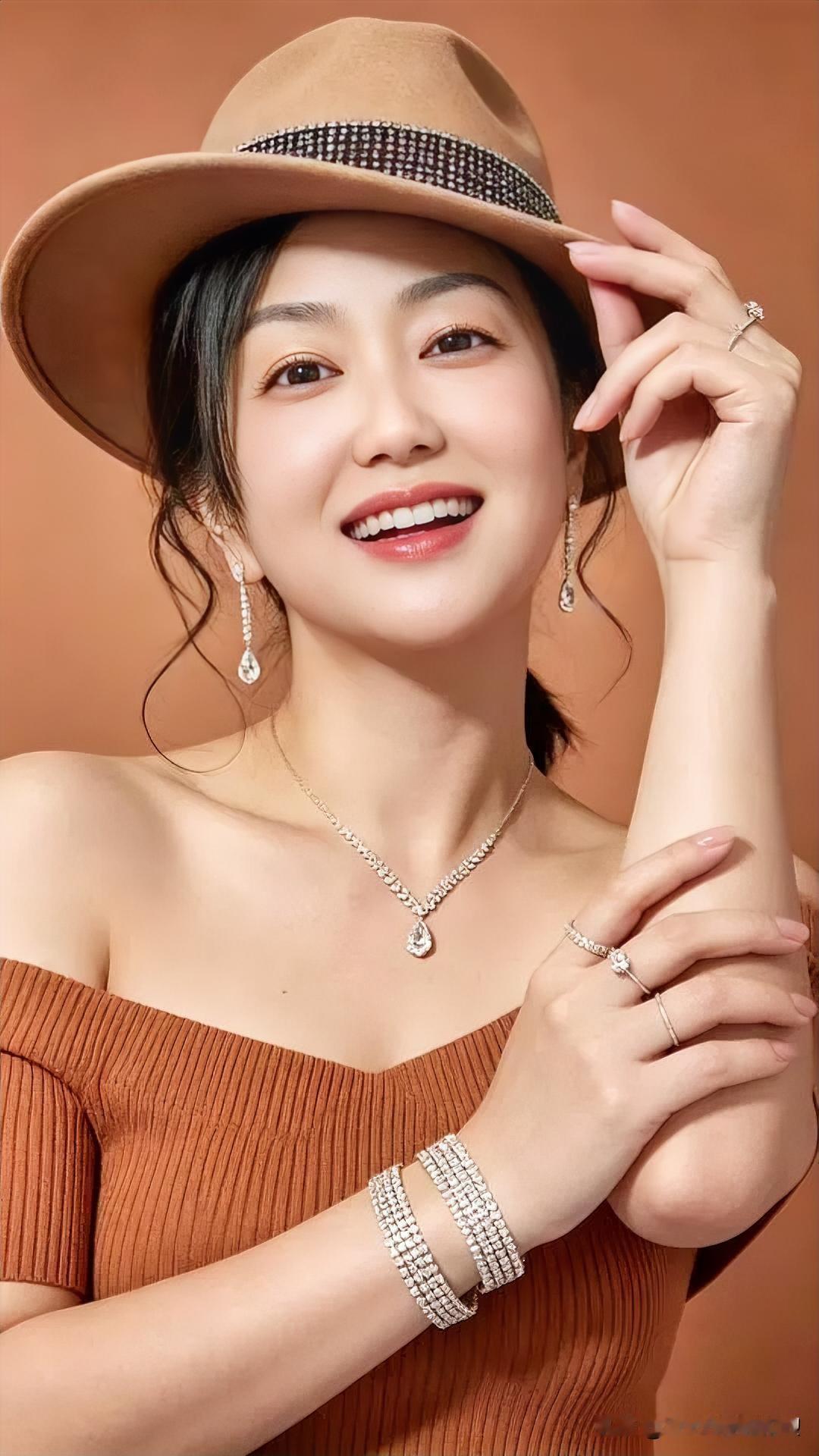 暖棕调晕染温柔，毡帽轻挽卷发如诗。钻光缀颈、垂耳、绕腕，笑靥绽如星芒，优雅似秋阳