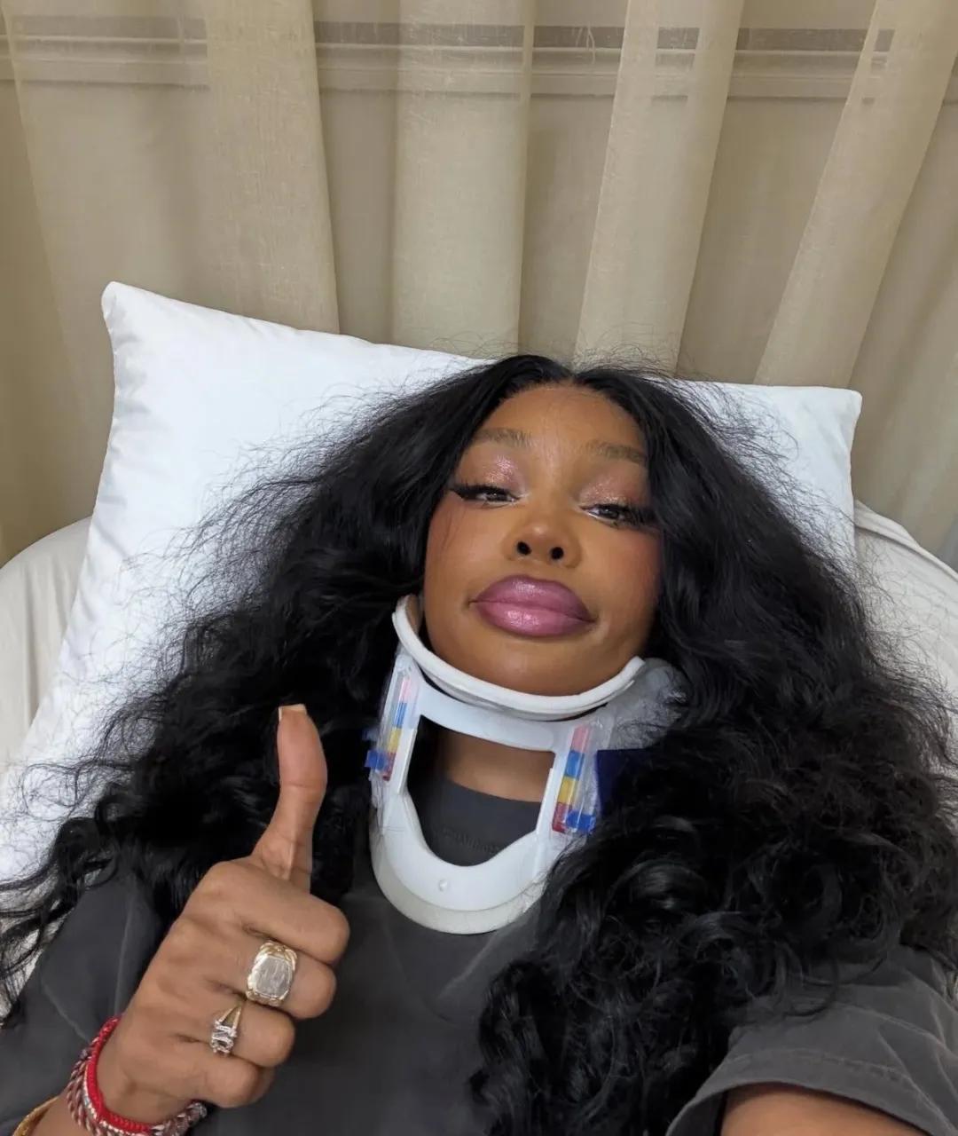 我的天哪！R&B 天后诗莎 SZA 透露自己摔断了脖子。
但是自拍还是上了全妆，