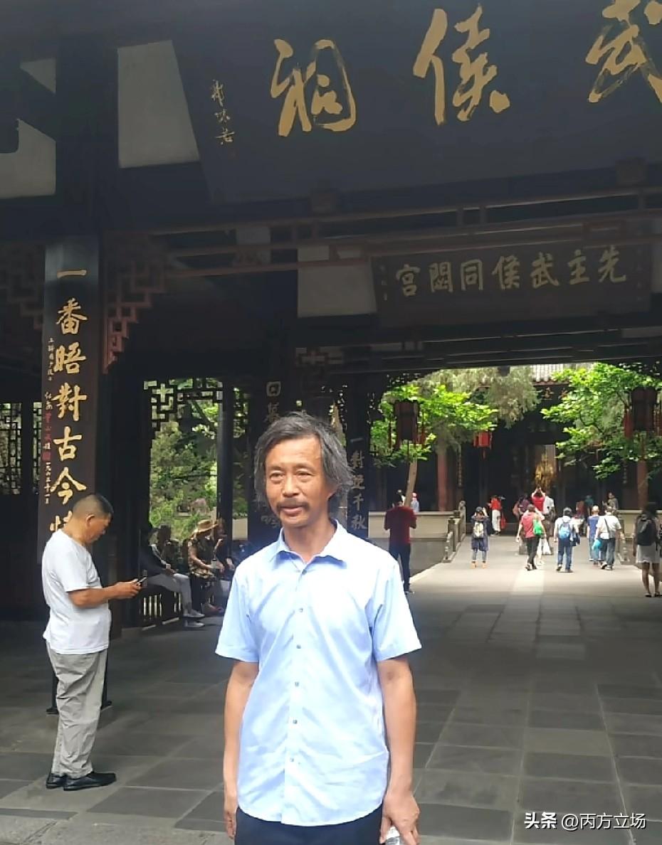 2019年刚走红时，沈巍留着胡子，人特瘦，在武侯祠被粉丝认出来显得拘谨。合影时手