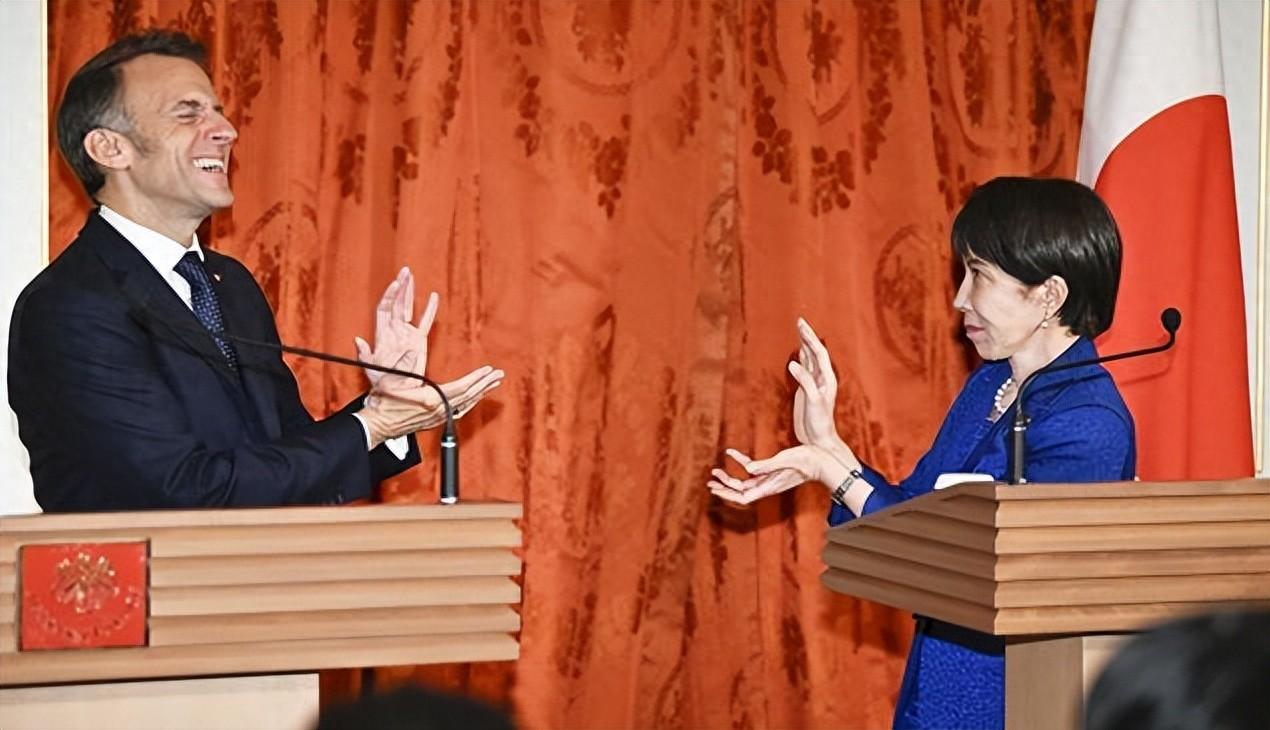 东京记者会上的龟派气功互动成为全场焦点，高市早苗主动出招，马克龙熟练接招，两人配