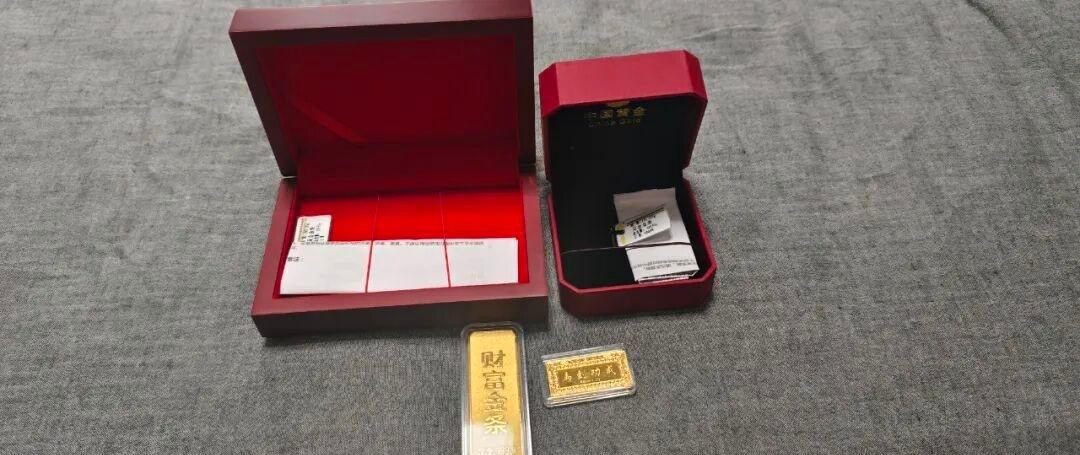 近日，宁波镇海，辖区两家商户一家卖了后悔，一家坚持不卖！民警上门送上鲜花锦旗为他