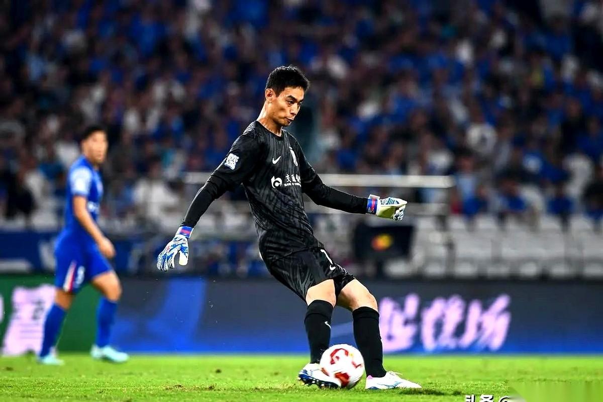 我跟你说个事儿，你可别笑。
上赛季那个被申花球迷骂得狗血淋头、都以为他铁定要卷铺