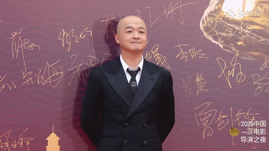 包贝尔一个人走红毯包贝尔导演之夜走红毯好亲和！全程点头鞠躬没架子，自称“导演包贝