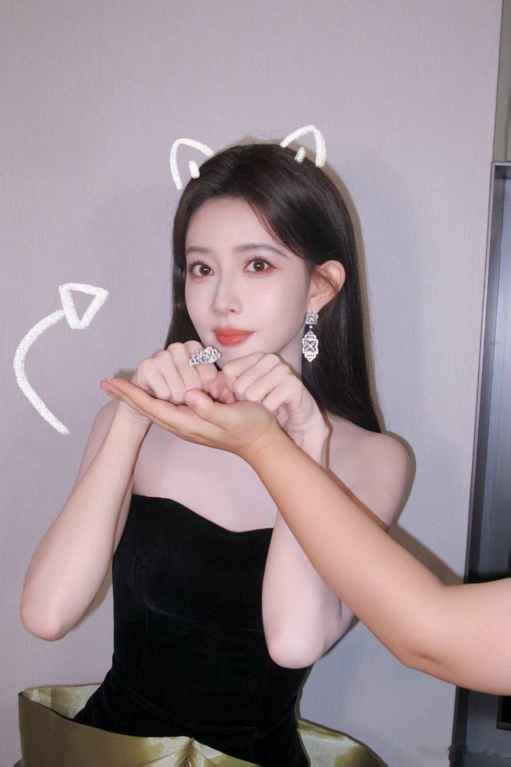 孟子义小猫托脸照孟子义拍了小猫托脸照感受萌能量 ​​​