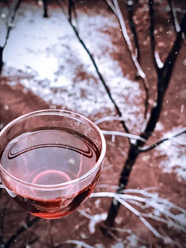 我想到一句“晚来天欲雪，能饮一杯无？”出自白居易的《问刘十九》。想象一下，天色将