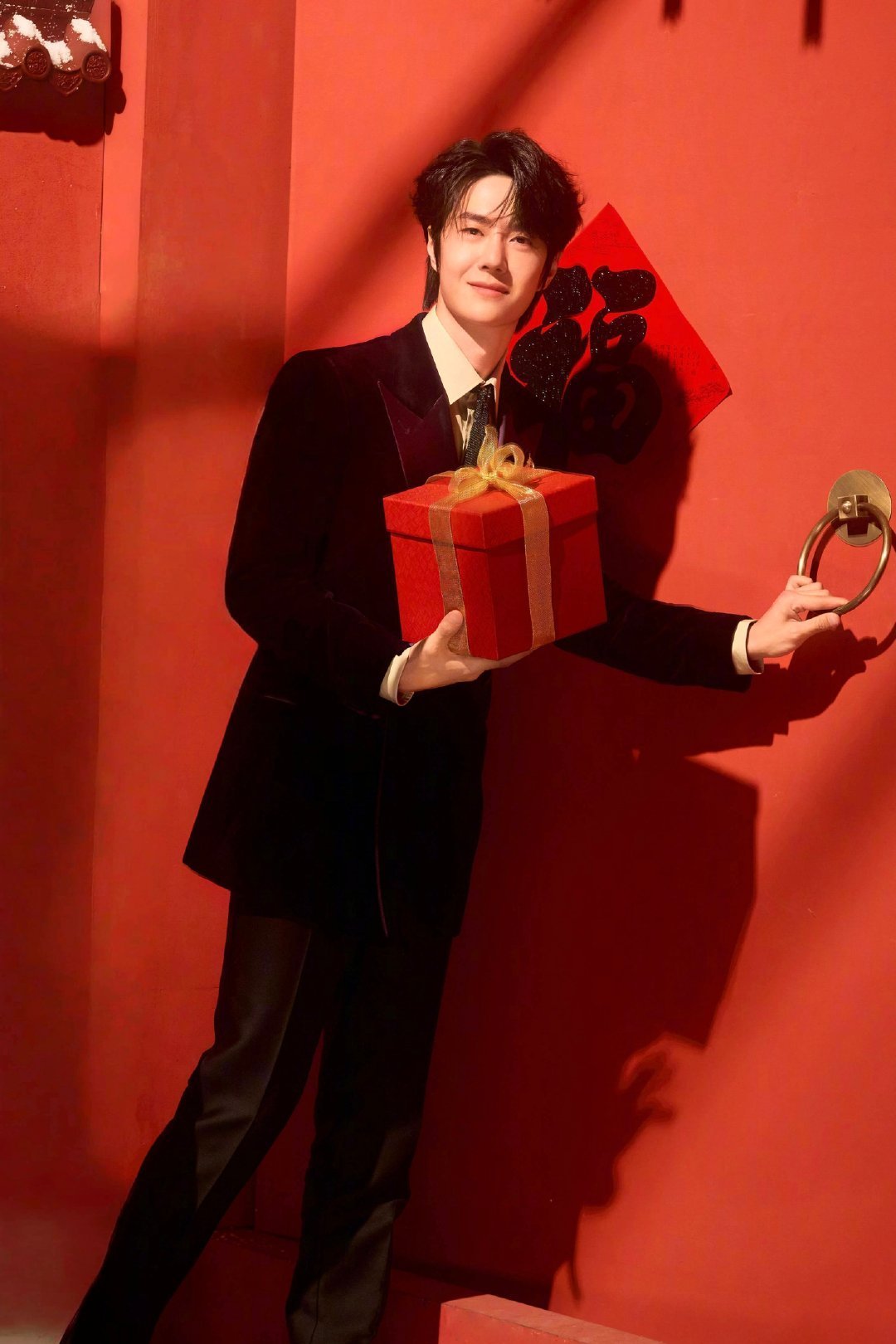 王一博紫色丝绒西装  王一博今晚春晚舞台又要封神了吧！一身紫色丝绒西装，简直帅到