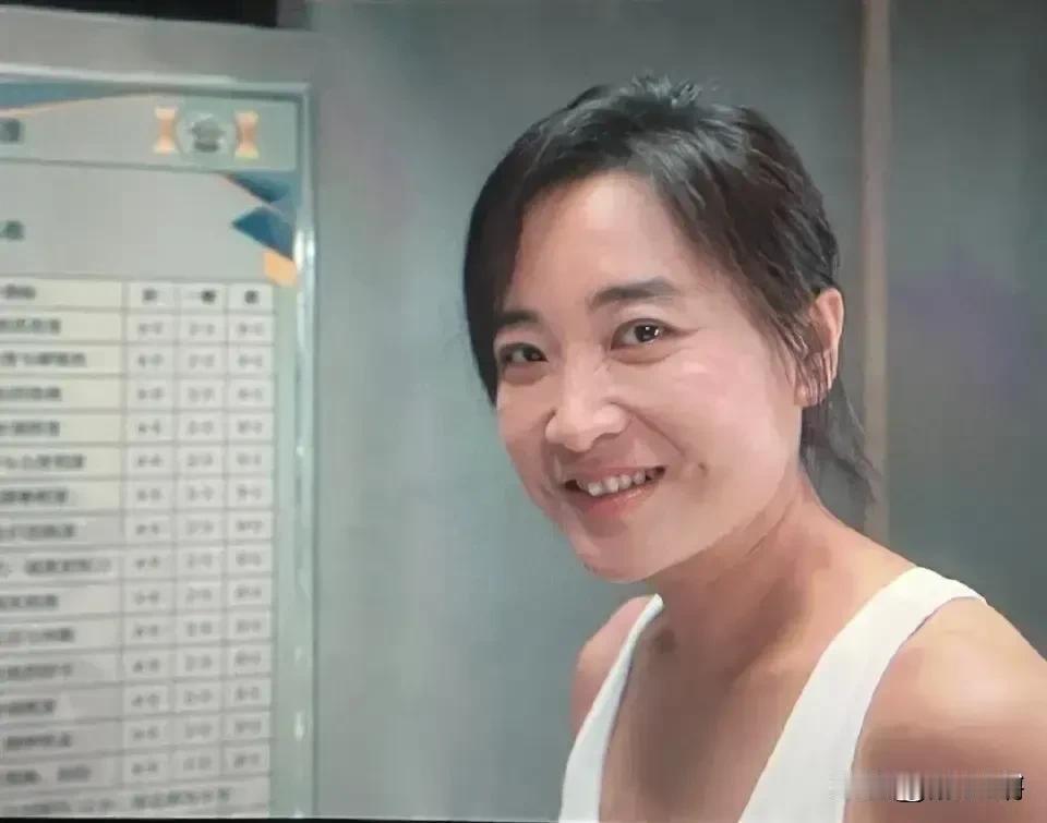 怎么贾玲瘦了看上去有点像姜昆呢[捂脸]，是不是就我一个人觉得瘦了的贾玲越看越像姜