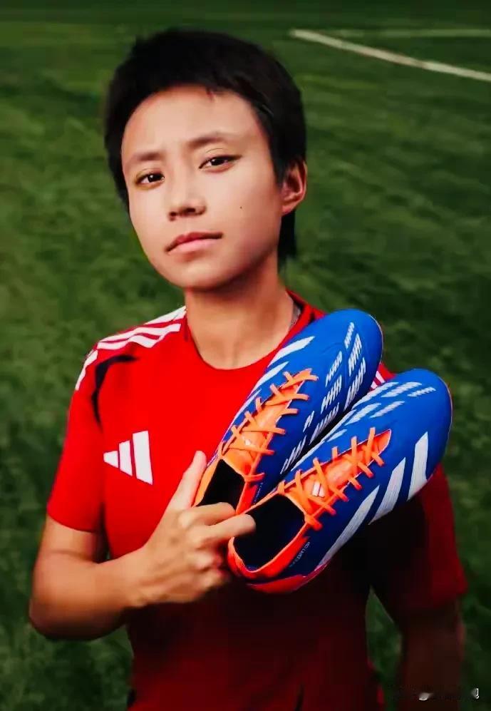 23岁的中国女足姑娘张琳艳穿着猎鹰系列足球鞋，正式签约阿迪达斯，9岁时的梦想照进