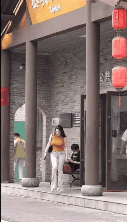太漂亮了的女人，到哪里都是焦点。