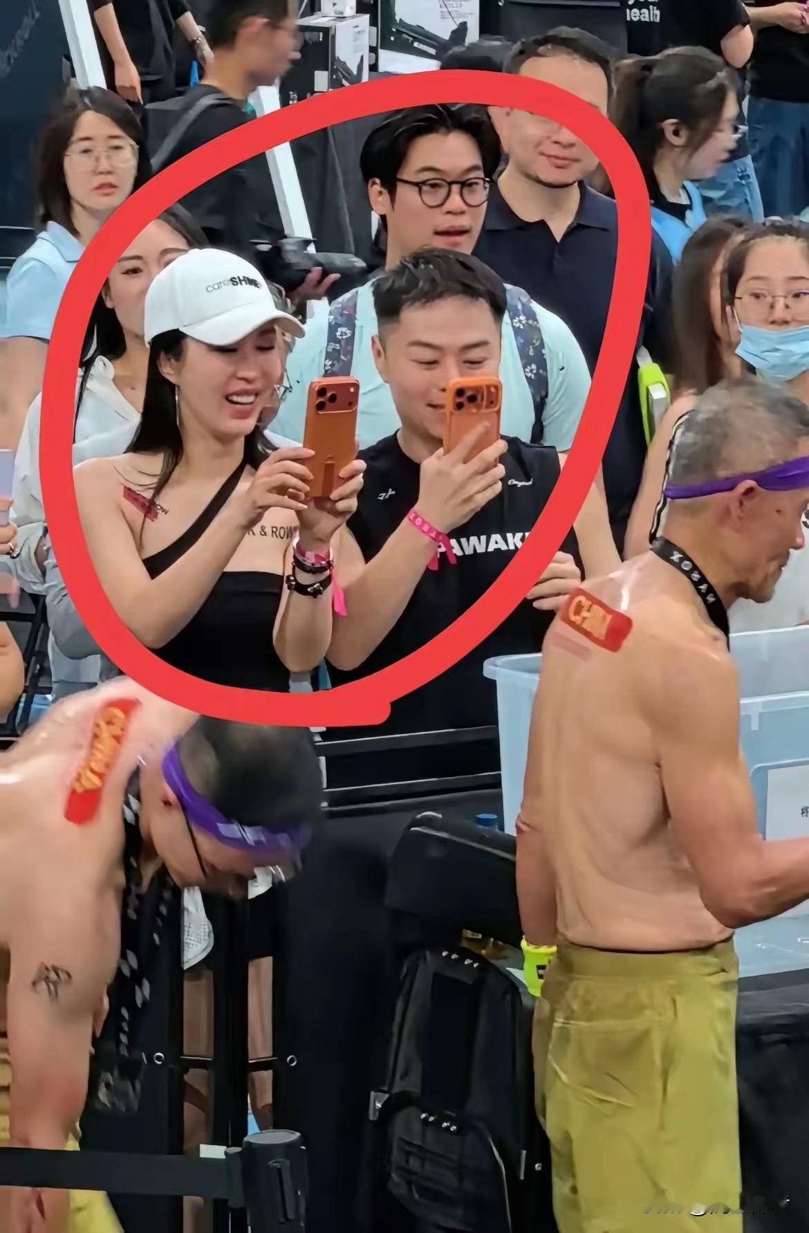 看了这张图片上的几个巧合之处，心里真替老王捏把汗。老王才是红圈中女主角的老公。