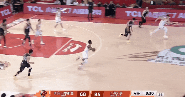 家人们，第四节王哲林也秀起来了！

先是篮下一个丝滑转身，左手上篮稳稳放进；还没