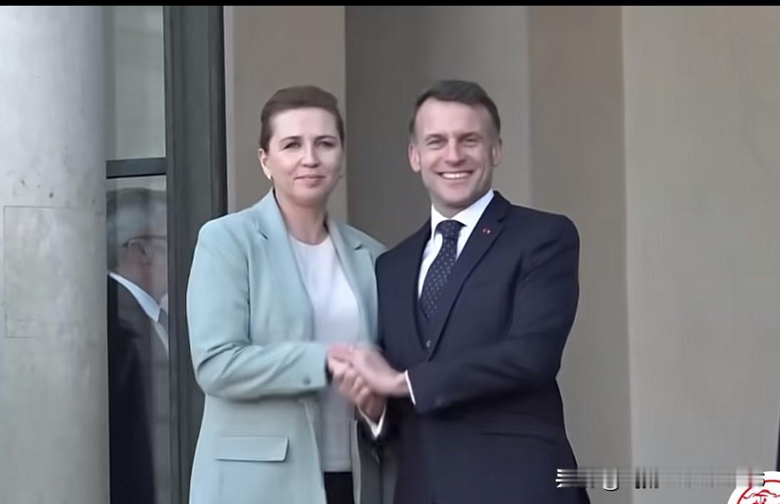 马克龙6号会晤丹麦女首相，此时丹麦正陷入万般愁城，马克龙亦不知如何安慰她，两人礼